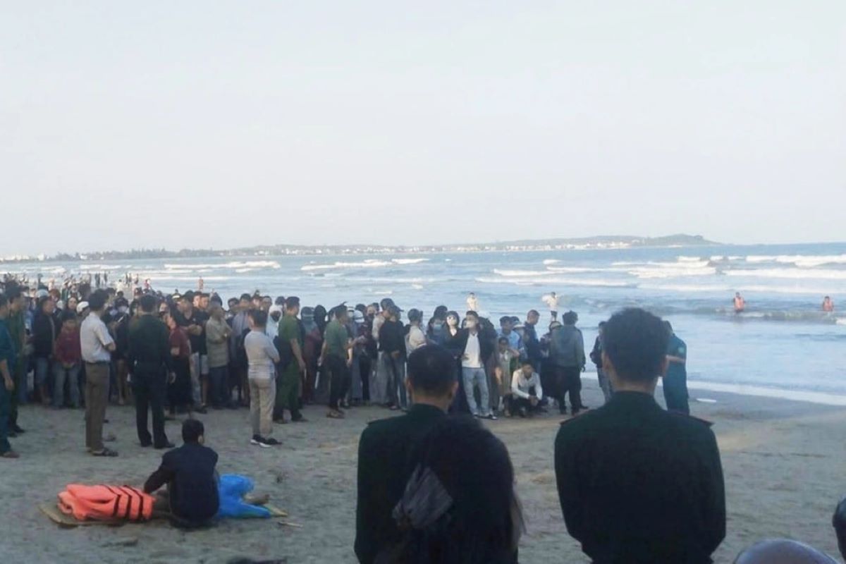 T&igrave;m thấy thi thể người cha trong vụ 3 cha con bị s&oacute;ng cuốn mất t&iacute;ch tại Quảng Ng&atilde;i