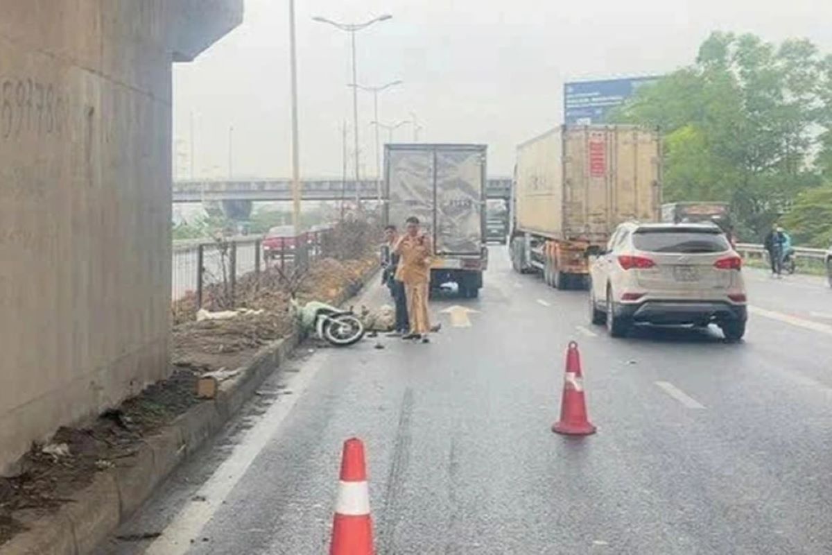 Hiện trường xe m&aacute;y đi ngược chiều bị nghiền n&aacute;t tr&ecirc;n Quốc lộ 18, một người tử vong