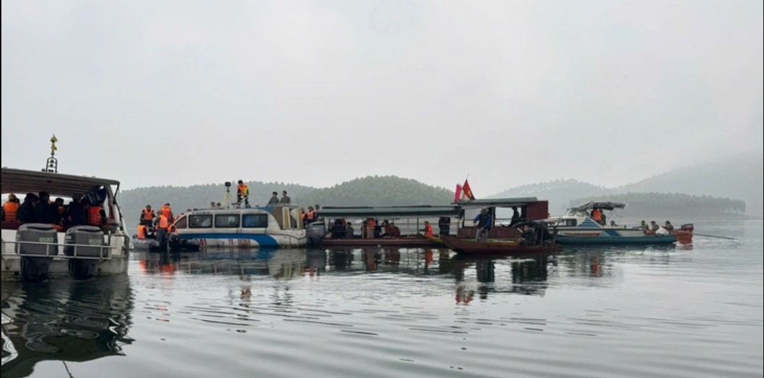 T&igrave;m thấy x&aacute;c t&agrave;u vụ lật ở hồ Th&aacute;c B&agrave; khi đang chở hơn 20 người: T&igrave;nh h&igrave;nh c&aacute;c nạn nh&acirc;n trong vụ việc