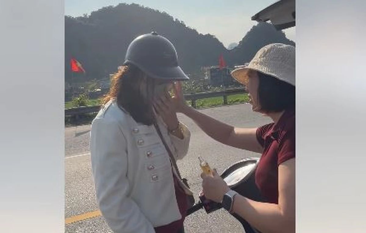 Bị t&ocirc;ng hỏng đu&ocirc;i &ocirc; t&ocirc; ng&agrave;y Tết, cặp vợ chồng Quảng Ninh g&acirc;y &lsquo;b&atilde;o&rsquo; mạng v&igrave; h&agrave;nh động lạ