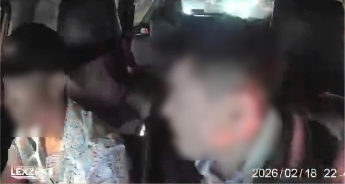 Người đ&agrave;n &ocirc;ng đấm t&agrave;i xế đang l&aacute;i xe rồi xin lỗi khi thấy c&oacute; camera: L&yacute; do ra tay &lsquo;trời ơi đất hỡi&rsquo;