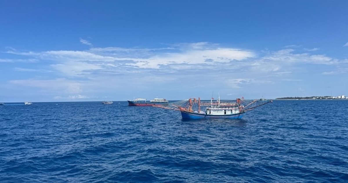 Ngư phủ đ&aacute;nh đồng nghiệp rơi xuống biển rồi cấm mọi người cứu vớt, nguồn cơn chỉ v&igrave; chiếc d&acirc;y sạc