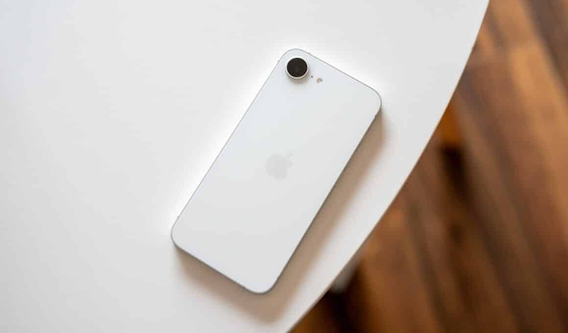 Sau Tết 2026, iPhone 17 hạ nhiệt, iPhone 16e bất ngờ g&acirc;y sốt nhờ gi&aacute; &ldquo;thơm&rdquo; v&agrave; cấu h&igrave;nh chuẩn flagship killer