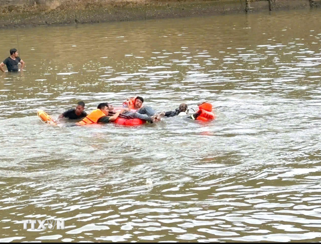 Gia đ&igrave;nh nhận thi thể hai mẹ con tại khu vực đập nước ở Bắc Ninh, h&eacute; lộ l&yacute; do tử vong ban đầu?