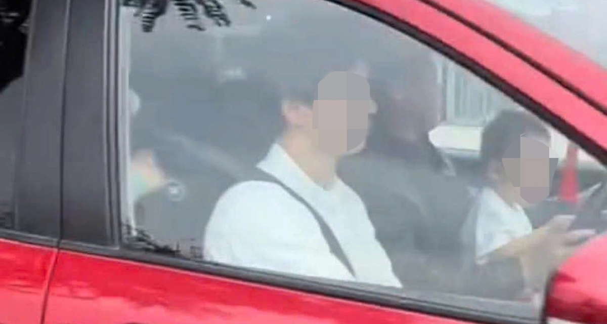 Người đ&agrave;n &ocirc;ng vừa l&aacute;i &ocirc; t&ocirc; vừa &ocirc;m trẻ nhỏ tr&ecirc;n đường ở H&agrave; Nội: CSGT v&agrave;o cuộc, mức xử phạt nghi&ecirc;m khắc