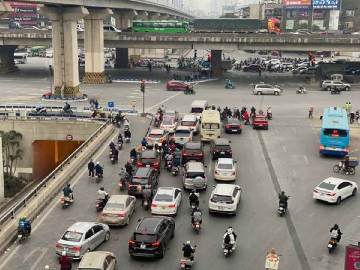 Chỉ trong ng&agrave;y 24/2, h&agrave;ng loạt phương tiện ở H&agrave; Nội bị \'gọi t&ecirc;n\' với những lỗi rất quen thuộc