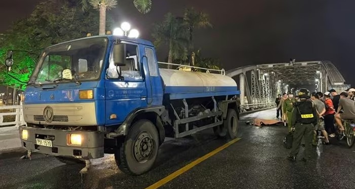 Huế: Hiện trường vụ nam thanh ni&ecirc;n mặc &aacute;o Grab tử vong tại chỗ sau khi t&ocirc;ng đu&ocirc;i xe bồn rửa đường