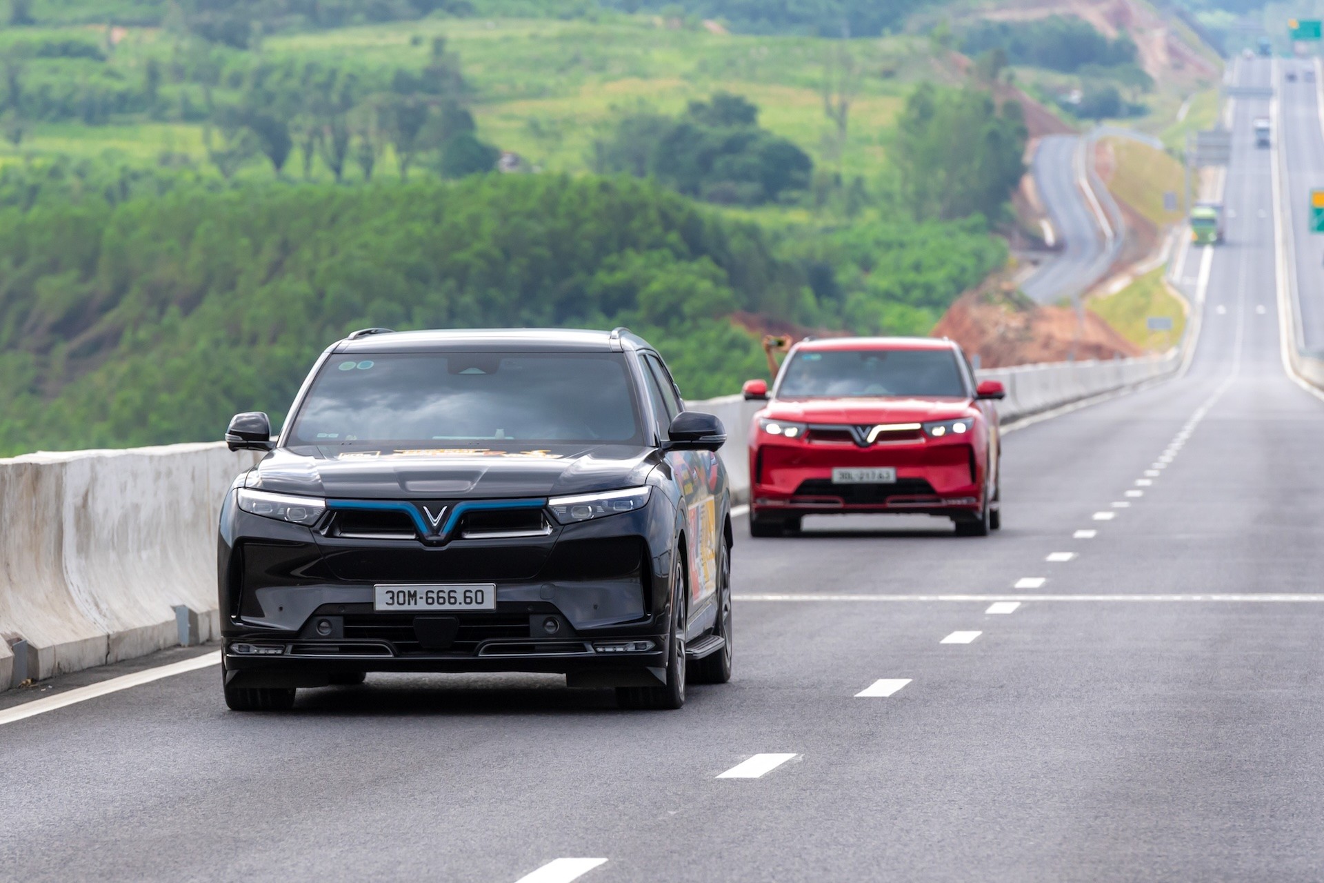 VinFast VF 9: &lsquo;Ng&ocirc;i nh&agrave; di động 4 khủng&rsquo; cho doanh nh&acirc;n, gi&aacute; lăn b&aacute;nh chỉ tương đương SUV cỡ D ảnh 1