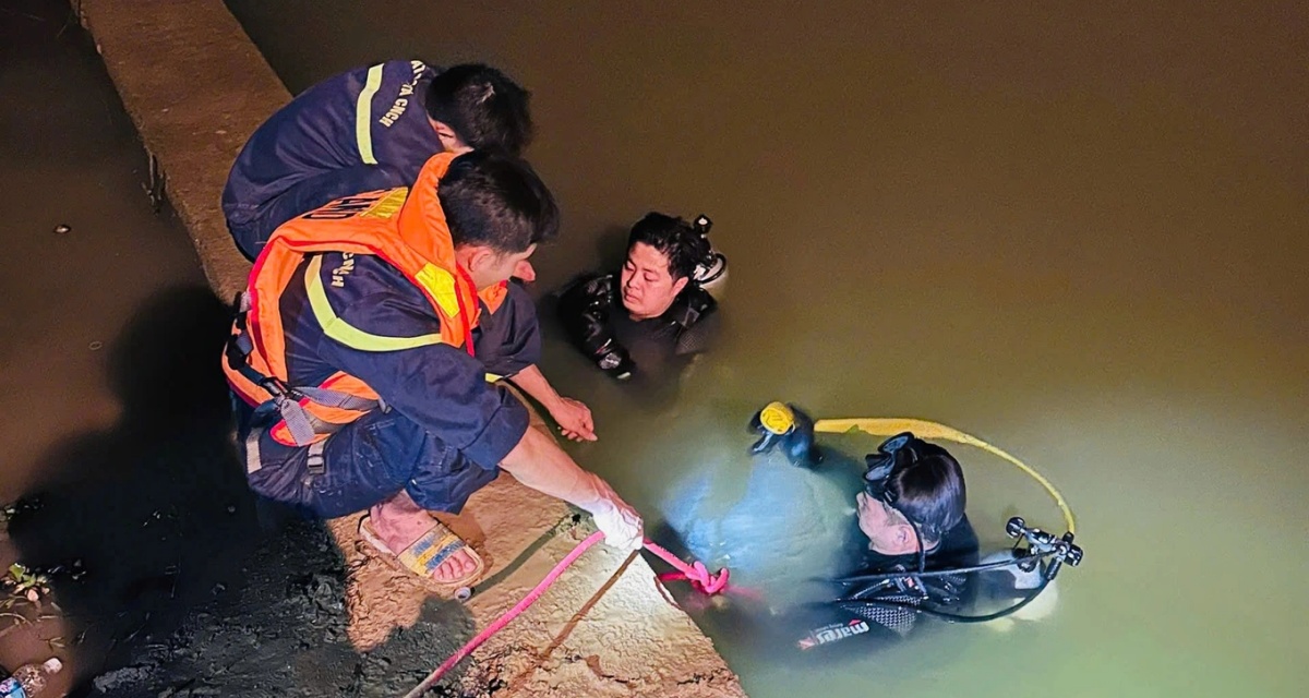 Hiện trường trục vớt thi thể t&agrave;i xế mất t&iacute;ch sau khi lao &ocirc; t&ocirc; xuống s&ocirc;ng, l&agrave;m r&otilde; nguy&ecirc;n nh&acirc;n g&acirc;y ra tai nạn?