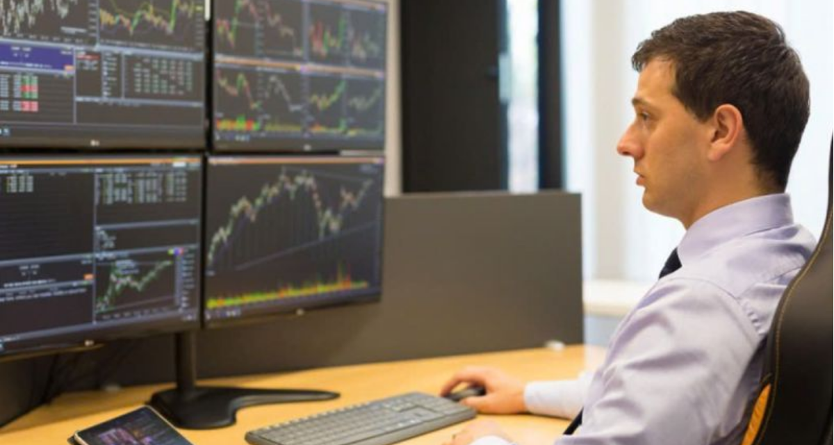 Khối ngoại b&aacute;n r&ograve;ng gấp ba lần, một m&atilde; VN30 vượt FPT với hơn 2.200 tỷ đồng