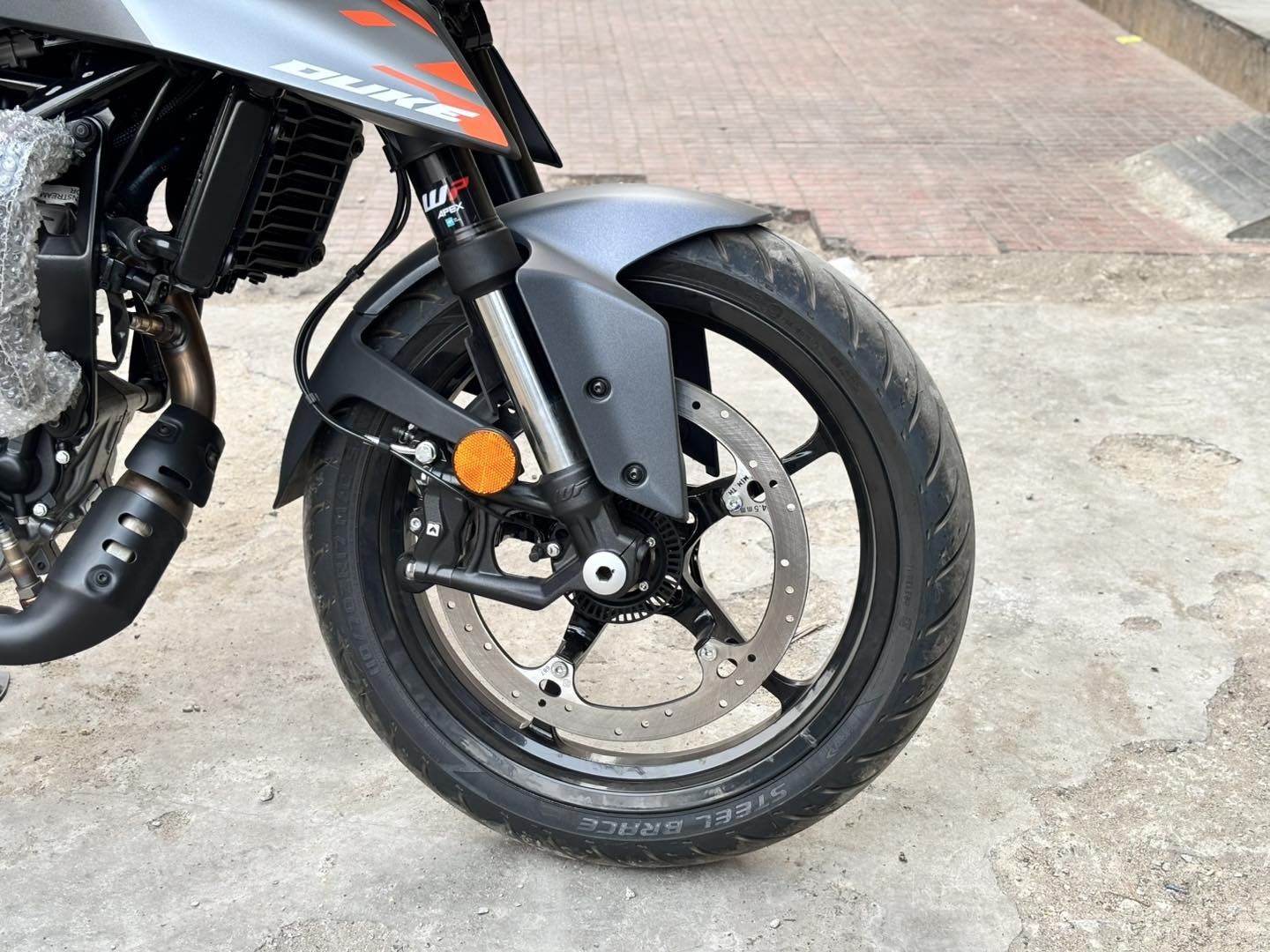 &lsquo;Đ&egrave; bẹp&rsquo; Yamaha Exciter, &lsquo;vua c&ocirc;n tay&rsquo; 250cc mới &lsquo;xịn&rsquo; hơn Honda Winner R ra mắt gi&aacute; 53,3 triệu đồng ảnh 5