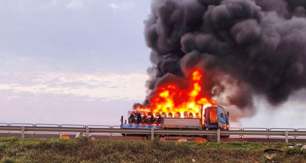 Hiện trường xe tải chở xe m&aacute;y bốc ch&aacute;y tr&ecirc;n cao tốc qua Thanh H&oacute;a: H&eacute; lộ t&igrave;nh h&igrave;nh t&agrave;i xế tr&ecirc;n cabin 