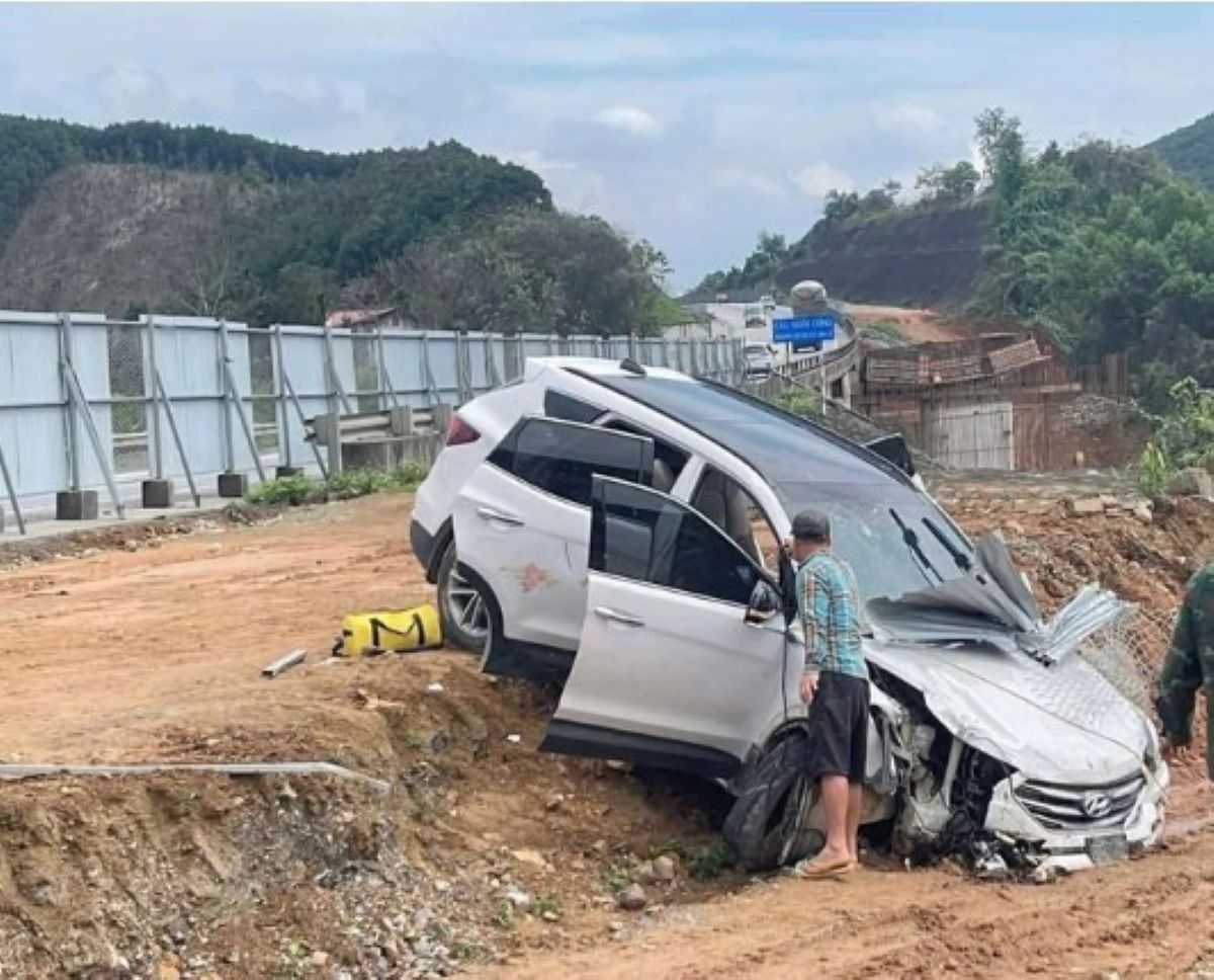 &Ocirc; t&ocirc; con mất l&aacute;i lao thẳng v&agrave;o r&agrave;o chắn cao tốc Nội B&agrave;i-L&agrave;o Cai: 1 người bị thanh sắt đ&acirc;m xuy&ecirc;n ngực