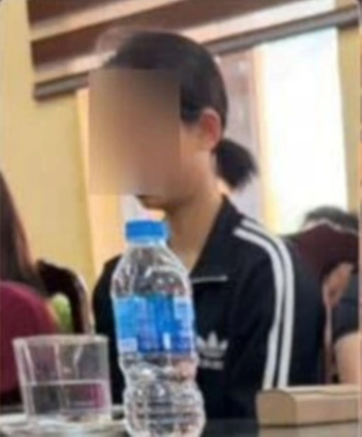 Vụ c&ocirc; gi&aacute;o tiểu học bắt cả lớp liếm đất ở Ph&uacute;c Y&ecirc;n: Phụ huynh n&oacute;i thẳng \'kh&ocirc;ng chỉ xin lỗi l&agrave; xong\'