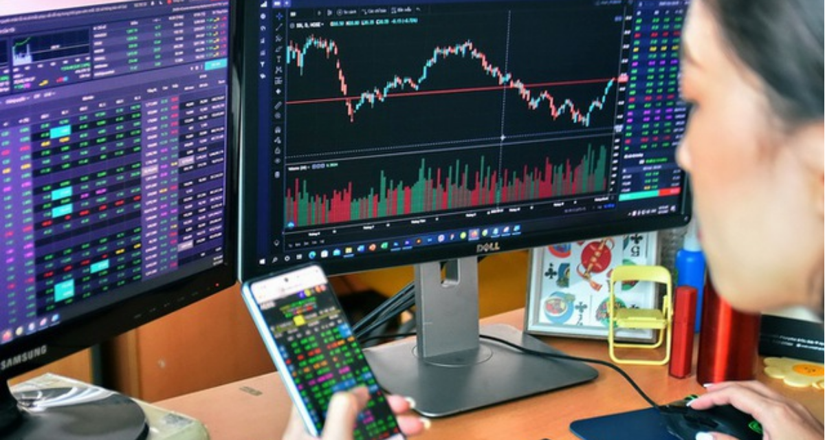 Khối ngoại r&uacute;t r&ograve;ng h&agrave;ng ngh&igrave;n tỷ, tự doanh bất ngờ tung tiền gom mạnh nhất th&aacute;ng