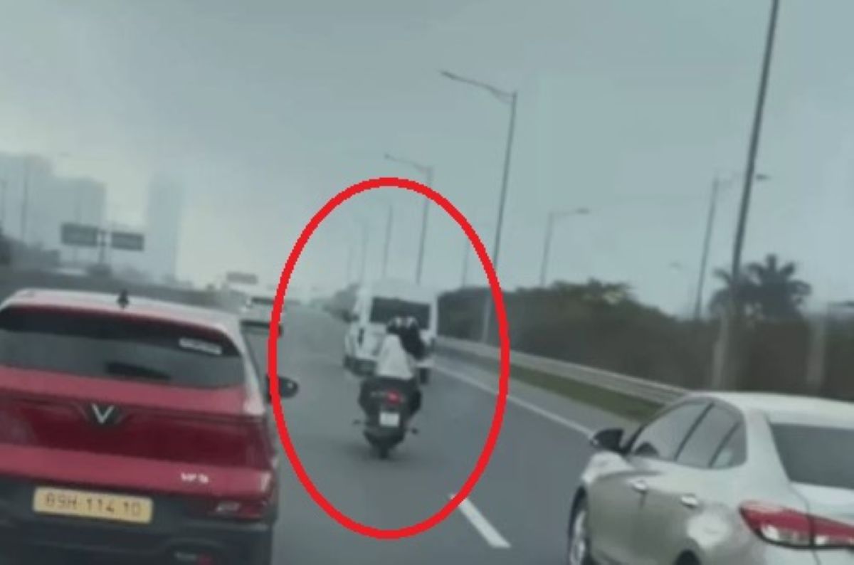 C&aacute;i kết cho nữ sinh vi&ecirc;n H&agrave; Nội đi xe m&aacute;y v&agrave;o đường cao tốc, bị người d&acirc;n quay phim gửi c&ocirc;ng an