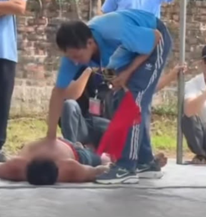 Đ&ocirc; vật 44 tuổi tử vong ở hội l&agrave;ng S&oacute;c Sơn, H&agrave; Nội: H&agrave;ng x&oacute;m chia sẻ điều bất ngờ về nạn nh&acirc;n