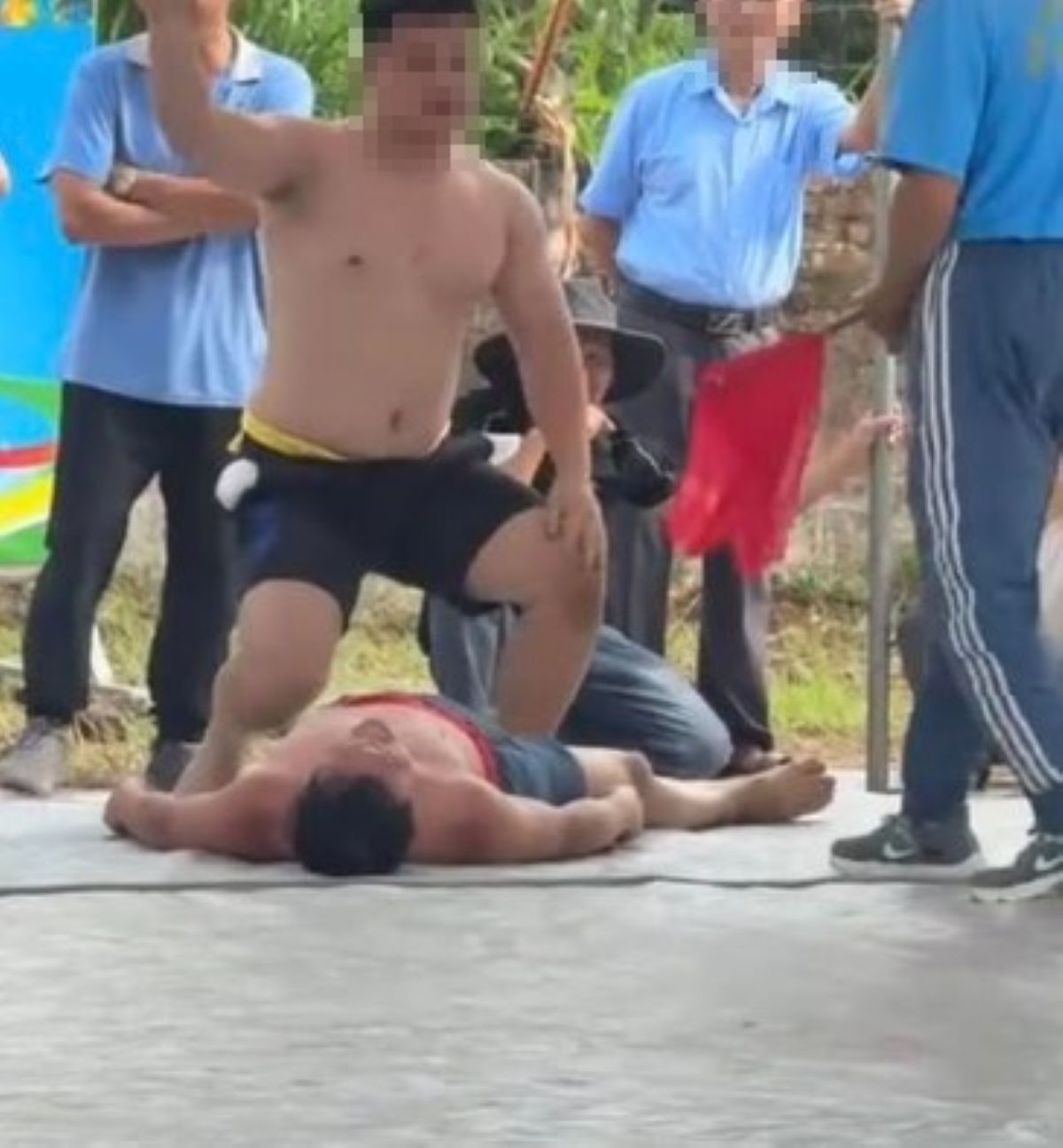 Phản ứng tr&aacute;i chiều của CĐM về vụ đ&ocirc; vật 44 tuổi tử vong trong l&uacute;c thi đấu ở S&oacute;c Sơn, H&agrave; Nội