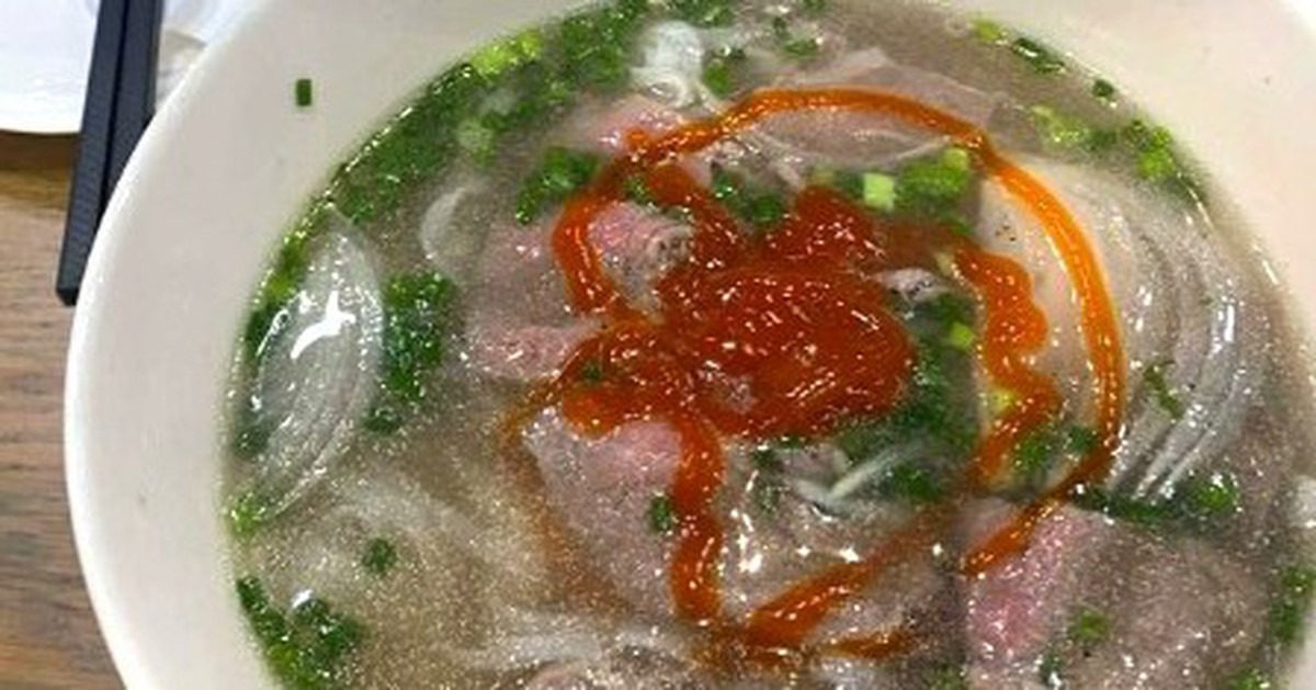 Cảng h&agrave;ng kh&ocirc;ng Cam Ranh l&ecirc;n tiếng về t&ocirc; phở 346.000 đồng, nh&agrave; h&agrave;ng n&oacute;i kh&aacute;ch đ&atilde; được giảm gi&aacute;