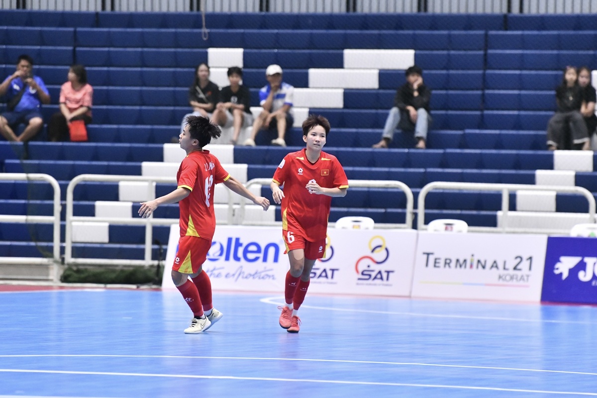 Tin b&oacute;ng đ&aacute; trong nước 28/2: ĐT Việt Nam thua đau Th&aacute;i Lan; B&ugrave;i Tiến Dũng cập bến ch&acirc;u &Acirc;u