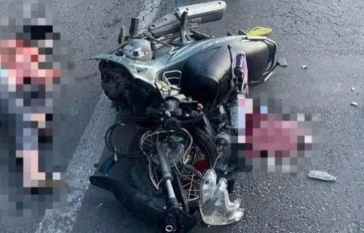 Hiện trường vụ tai nạn giao th&ocirc;ng giữa 2 xe m&aacute;y: 1 nữ c&ocirc;ng nh&acirc;n v&agrave; 1 &ocirc;ng cụ b&aacute;n v&eacute; số c&ugrave;ng tử vong