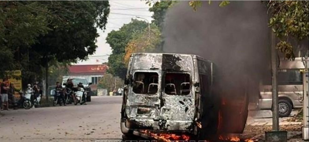 Bắc Ninh: Hiện trường vụ xe &ocirc; t&ocirc; 16 chỗ bốc ch&aacute;y dữ dội khi đang di chuyển, t&igrave;nh h&igrave;nh t&agrave;i xế?