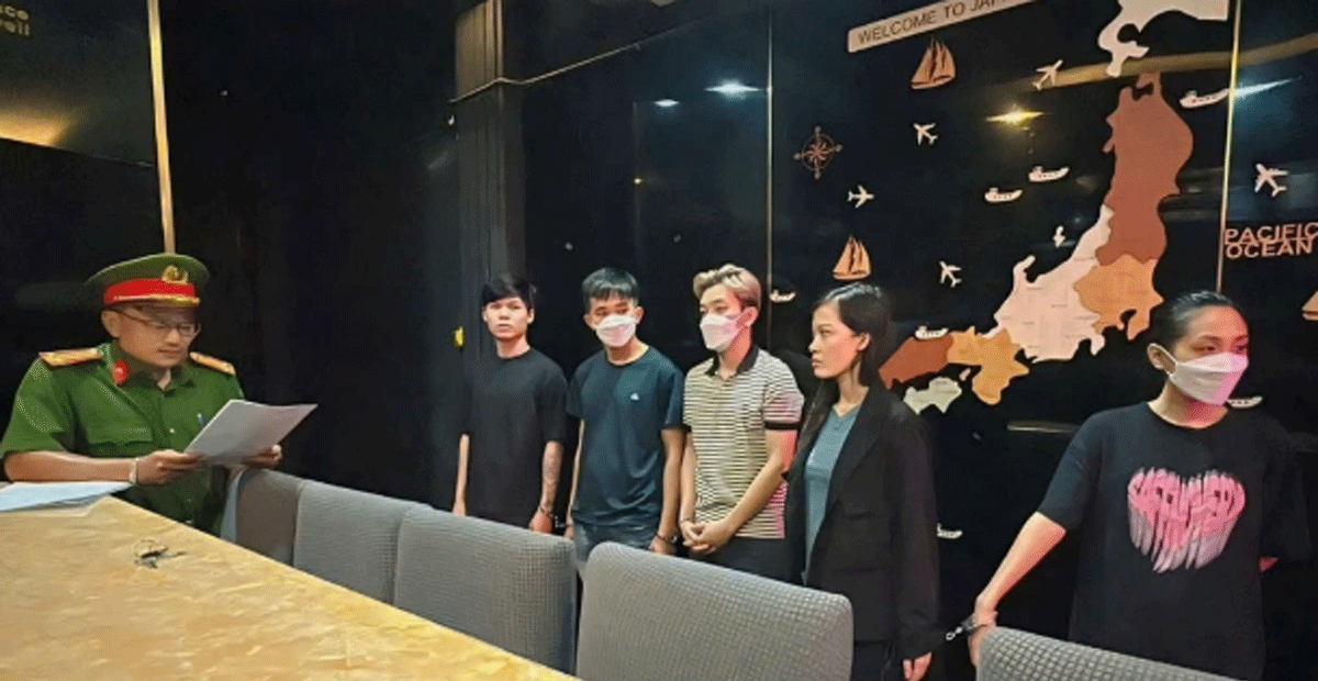 L&yacute; do người đ&agrave;n &ocirc;ng bị chủ v&agrave; nh&acirc;n vi&ecirc;n qu&aacute;n karaoke ở TP.HCM đ&aacute;nh, lột quần &aacute;o? Truy tố c&aacute;c bị can