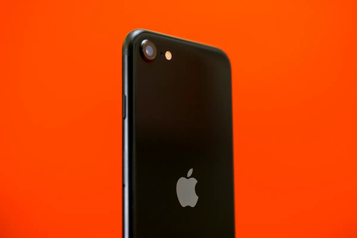 Đ&acirc;y l&agrave; mẫu iPhone cũ rẻ nhất Việt Nam cho phần cứng ngang iPhone 13 Pro Max, c&oacute; cả camera x&oacute;a ph&ocirc;ng