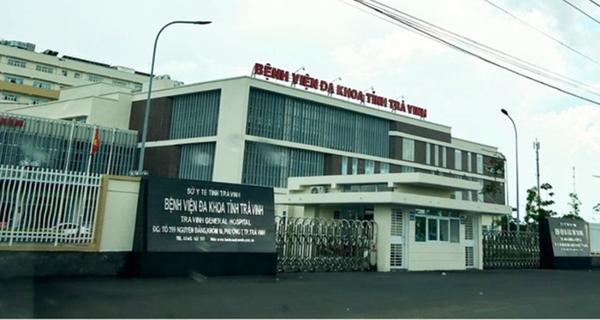 Tr&iacute;ch xuất camera an ninh vụ hộp b&aacute;nh ph&aacute;t nổ trong Bệnh viện đa khoa Tr&agrave; Vinh, h&eacute; lộ danh t&iacute;nh người tặng