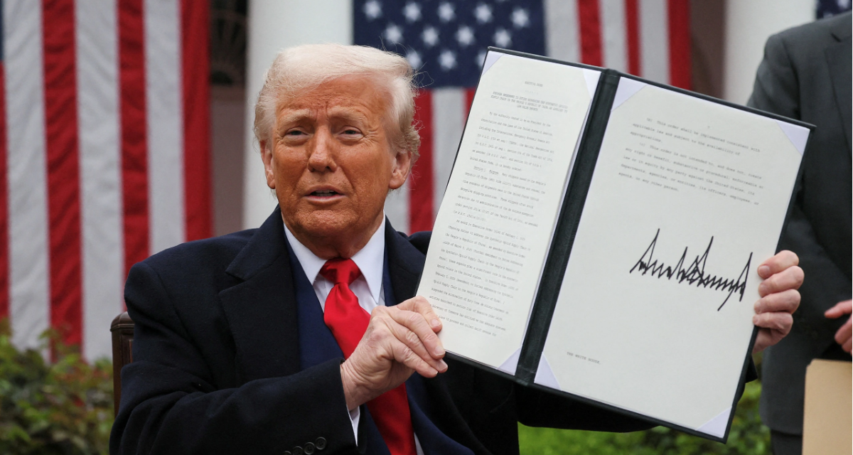 Mỹ &aacute;p thuế 15% với h&agrave;ng Việt: Thị trường chứng kho&aacute;n phản ứng ra sao?