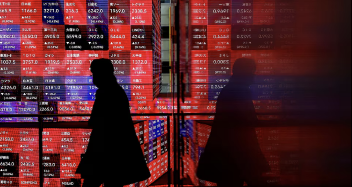 Chiến sự Trung Đ&ocirc;ng b&ugrave;ng ph&aacute;t, l&agrave;n s&oacute;ng b&aacute;n th&aacute;o cuốn thị trường ch&acirc;u &Aacute; ch&igrave;m trong sắc đỏ