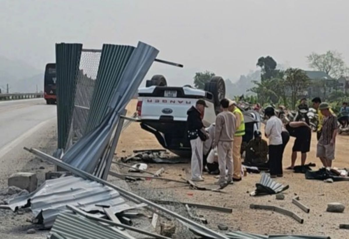 Hiện trường tai nạn tr&ecirc;n cao tốc Nội B&agrave;i-L&agrave;o Cai: Thanh chắn đ&acirc;m xuy&ecirc;n ngực t&agrave;i xế, tử vong tại chỗ