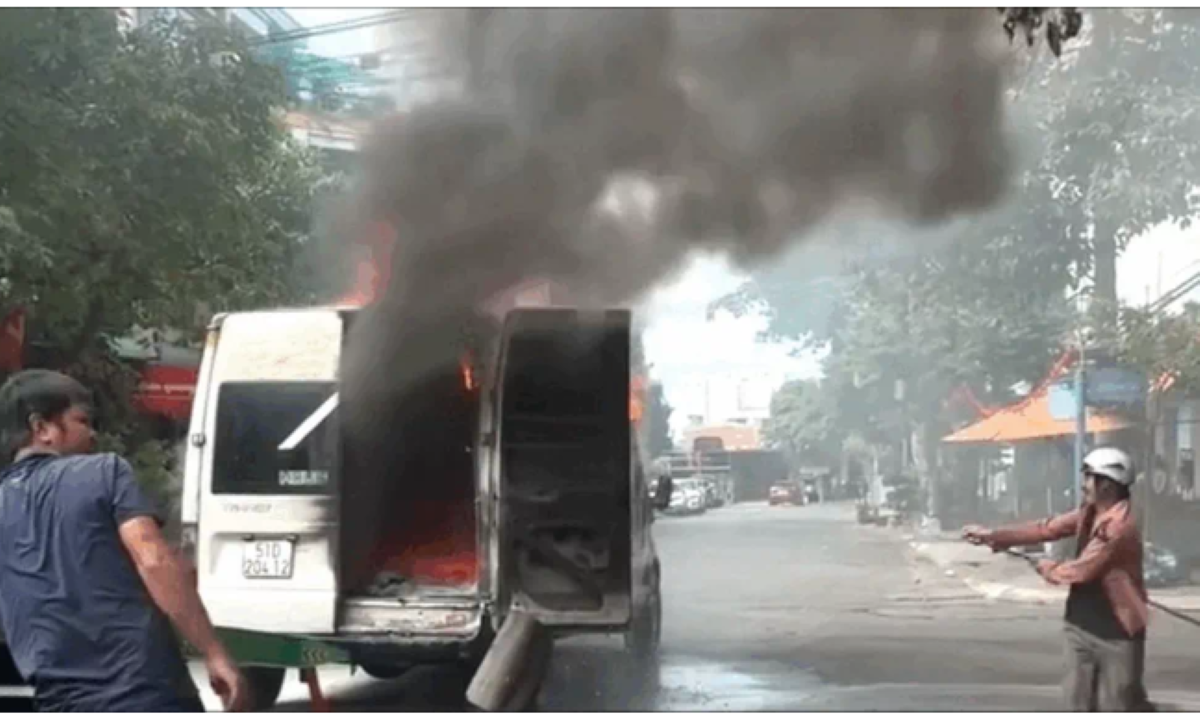 Hiện trường &ocirc; t&ocirc; 16 chỗ bốc ch&aacute;y ng&ugrave;n ngụt tr&ecirc;n b&agrave;n n&acirc;ng xe cứu hộ, h&eacute; lộ nguồn cơn ban đầu
