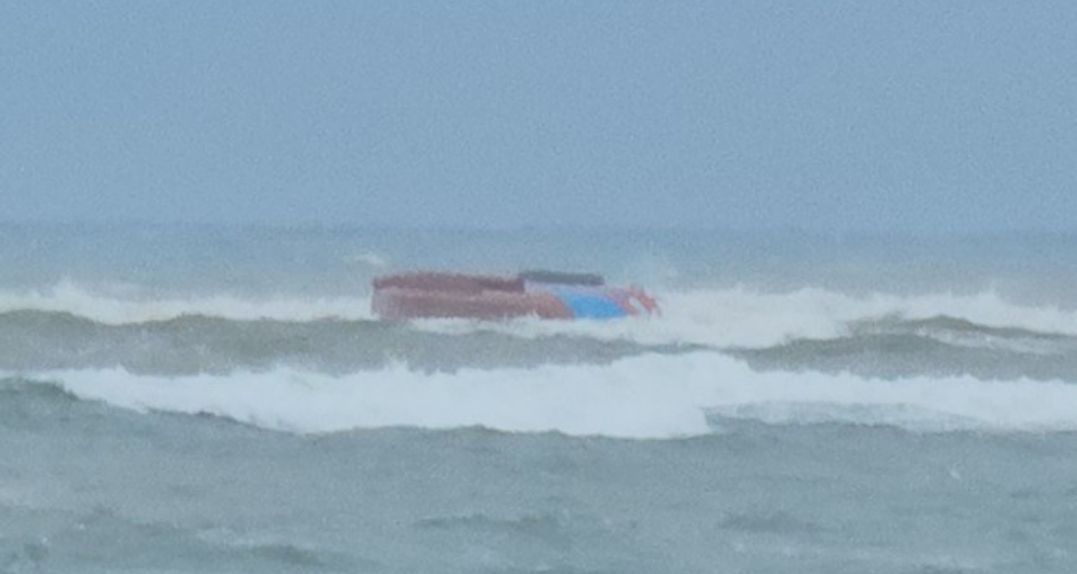 Diễn biến vụ lật t&agrave;u c&aacute; tại cửa biển Nhật Lệ, t&igrave;nh h&igrave;nh 7 thuyền vi&ecirc;n rơi xuống biển