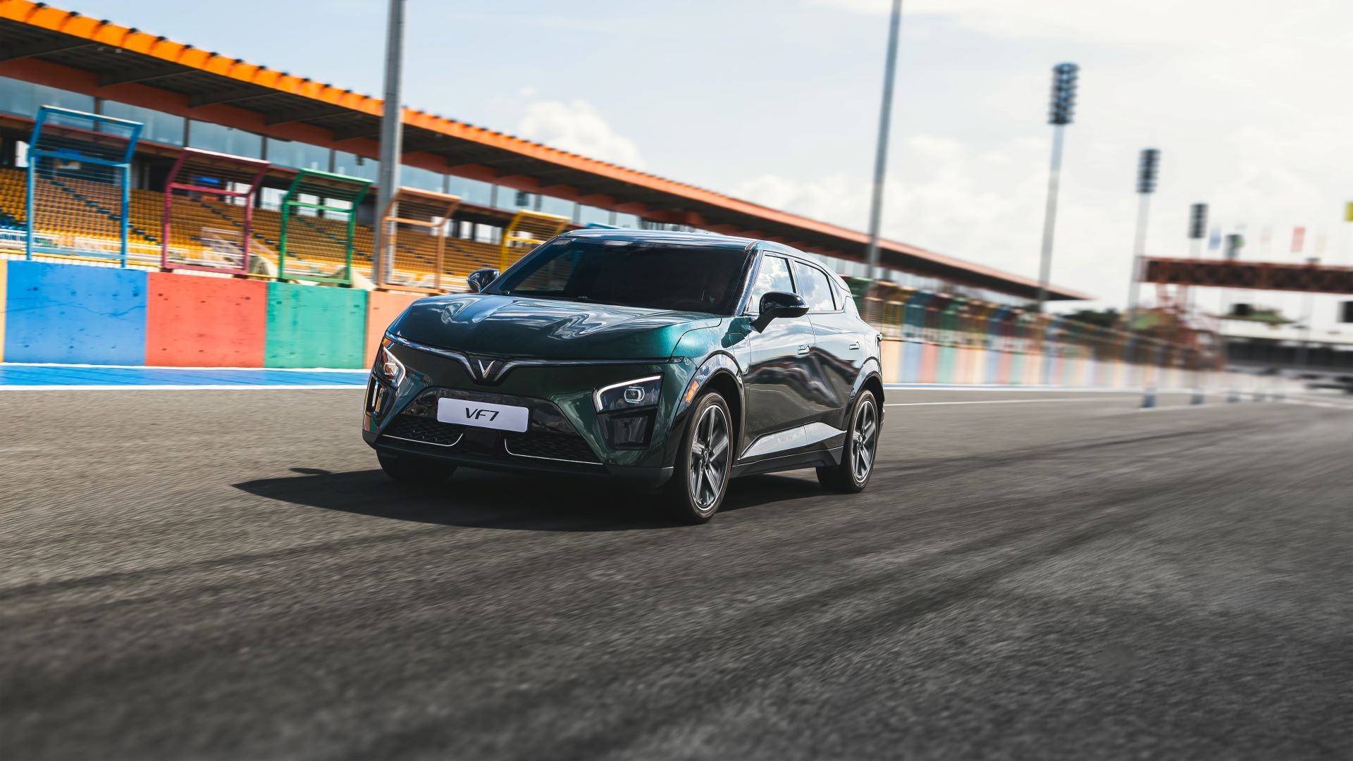 Mua xe 0 đồng với l&atilde;i suất cố định, VinFast VF 7 tăng sức n&oacute;ng trong ph&acirc;n kh&uacute;c C-SUV ảnh 1