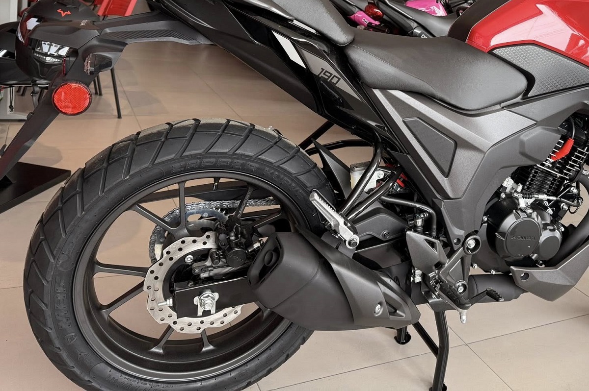 Honda ch&iacute;nh thức mở b&aacute;n &lsquo;vua c&ocirc;n tay&rsquo; 185cc mới gi&aacute; 79 triệu đồng: \'Chơi tới bến\' với Yamaha Exciter