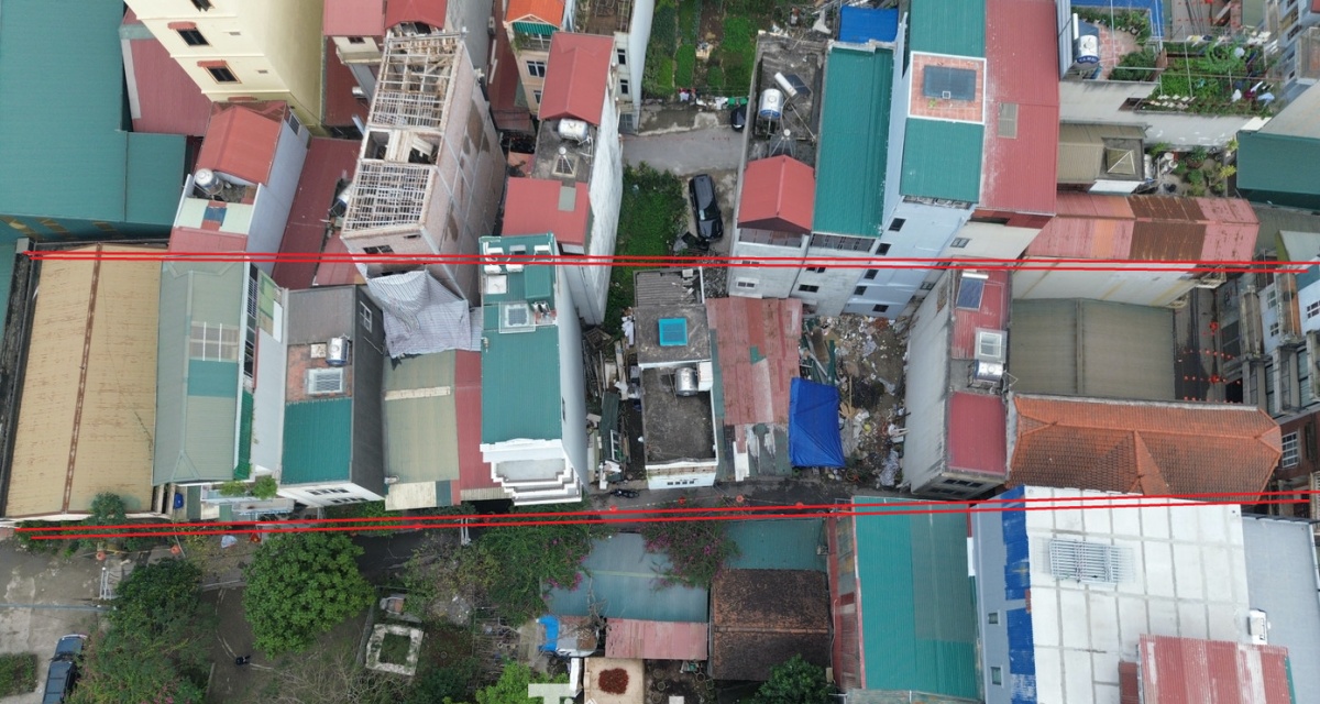 T&igrave;nh trạng 14 hộ d&acirc;n x&acirc;y nh&agrave; &lsquo;đ&egrave;&rsquo; l&ecirc;n một nửa phần đất của nh&agrave; b&ecirc;n cạnh: Ch&iacute;nh quyền l&ecirc;n tiếng phương &aacute;n xử l&yacute; 