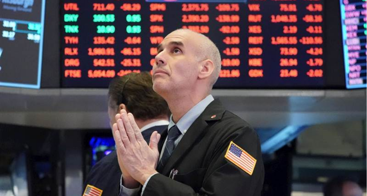 Phố Wall rung lắc: Dow Jones &lsquo;bay&rsquo; gần 800 điểm, dầu WTI vọt l&ecirc;n 81 USD/th&ugrave;ng v&igrave; căng thẳng Trung Đ&ocirc;ng