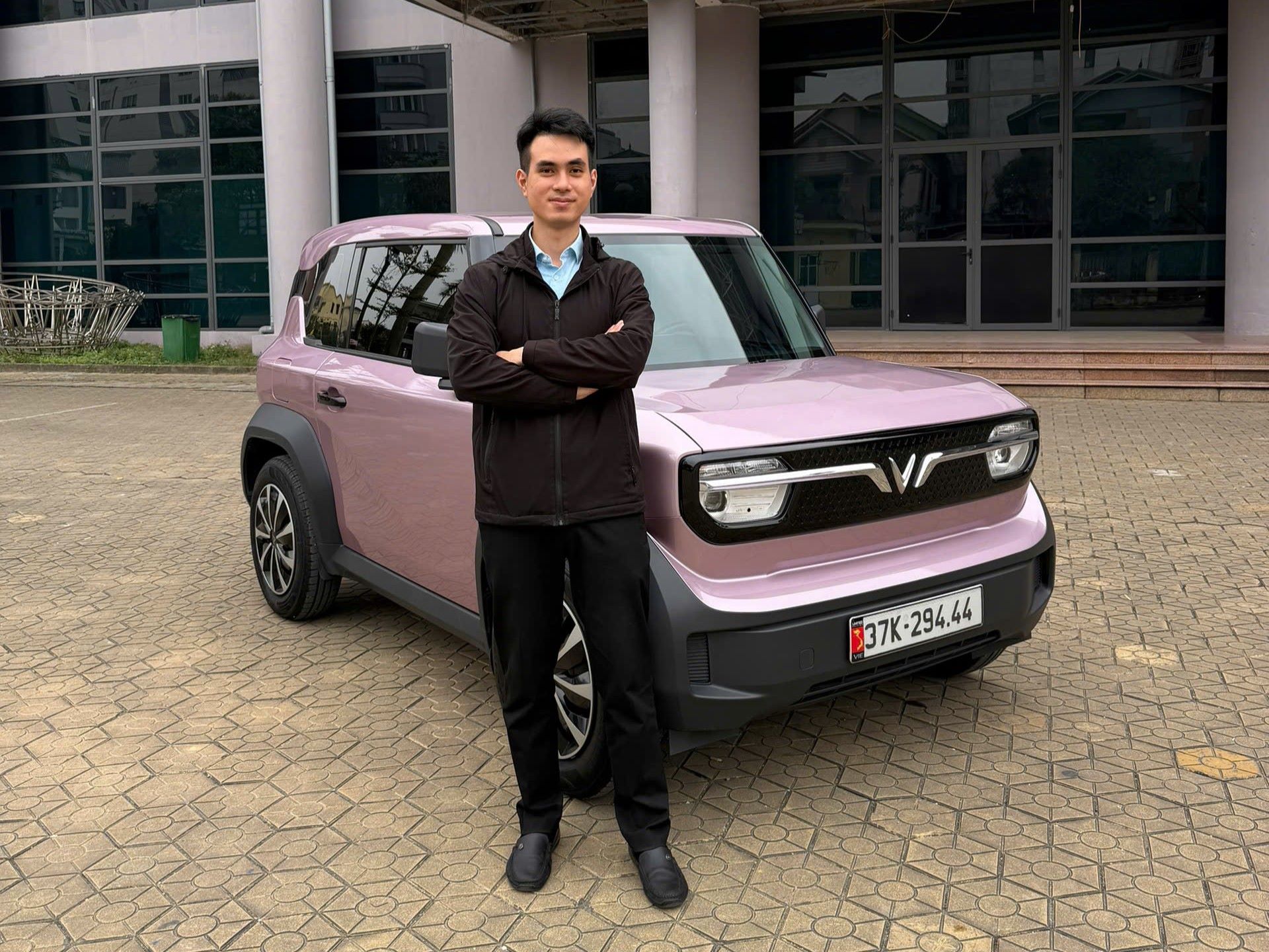 Chủ xe Nghệ An: &lsquo;Từ l&uacute;c mua VinFast VF 3, đi uống c&agrave; ph&ecirc;, ăn b&aacute;t phở chẳng ngại chỗ đỗ xe&rsquo;