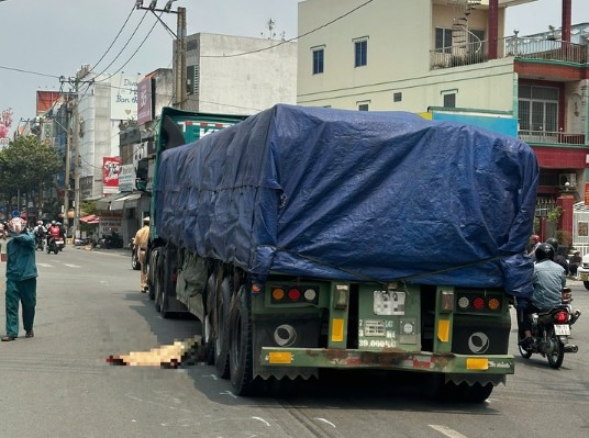 Hiện trường vụ tai nạn nghi&ecirc;m trọng ở T&acirc;y Ninh: Nữ sinh cấp 3 cuốn v&agrave;o b&aacute;nh container, tử vong