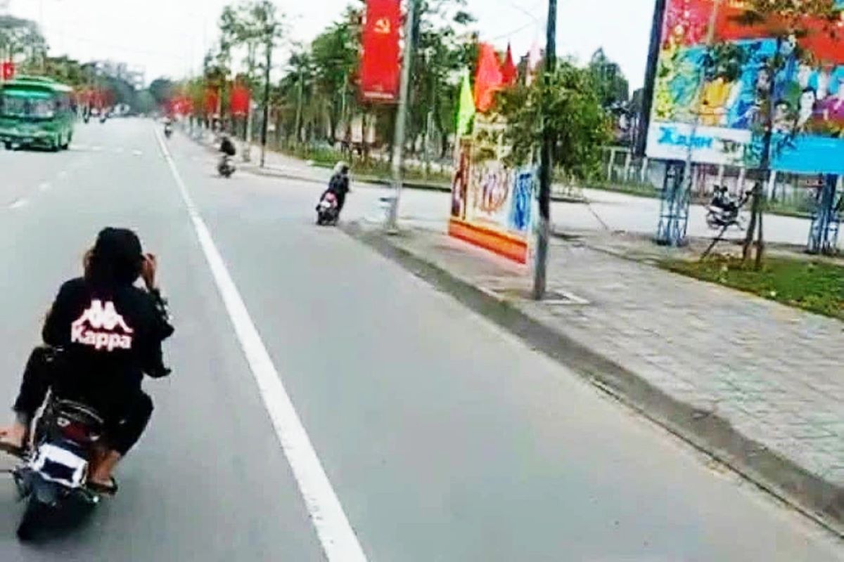 Quảng Ng&atilde;i: Nh&oacute;m thanh ni&ecirc;n lạng l&aacute;ch, tạt đầu xe chở qu&acirc;n để &lsquo;cổ vũ&rsquo; bạn đi nghĩa vụ qu&acirc;n sự