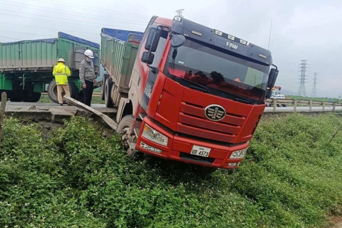 Hiện trường xe đầu k&eacute;o nghiền n&aacute;t lan can, h&uacute;c văng xe m&aacute;y khiến 2 phụ nữ tử vong tại chỗ