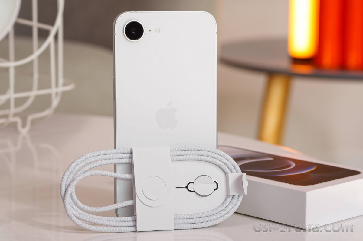 iPhone 17e vừa ra mắt, gi&aacute; iPhone 16e xả kho mạnh với gi&aacute; rẻ kỷ lục, nhiều nơi ch&aacute;y h&agrave;ng