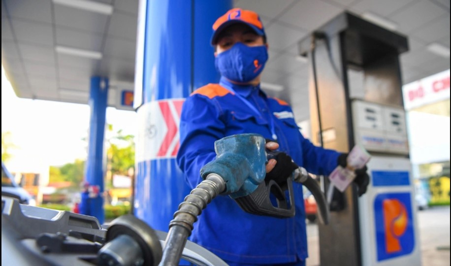 Tin n&oacute;ng việc \'ngừng b&aacute;n tại cửa h&agrave;ng b&aacute;n lẻ, điểm b&aacute;n xăng dầu\' v&agrave; \'giảm lượng h&agrave;ng so với trước\'