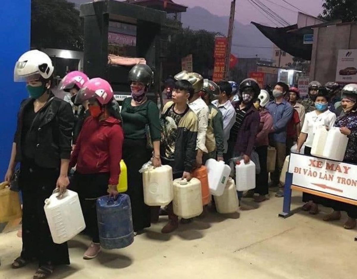 Sau khi gi&aacute; xăng dầu tăng mạnh chiều nay 7/3, c&ocirc;ng an lập tức ph&aacute;t cảnh b&aacute;o khẩn đến người d&acirc;n