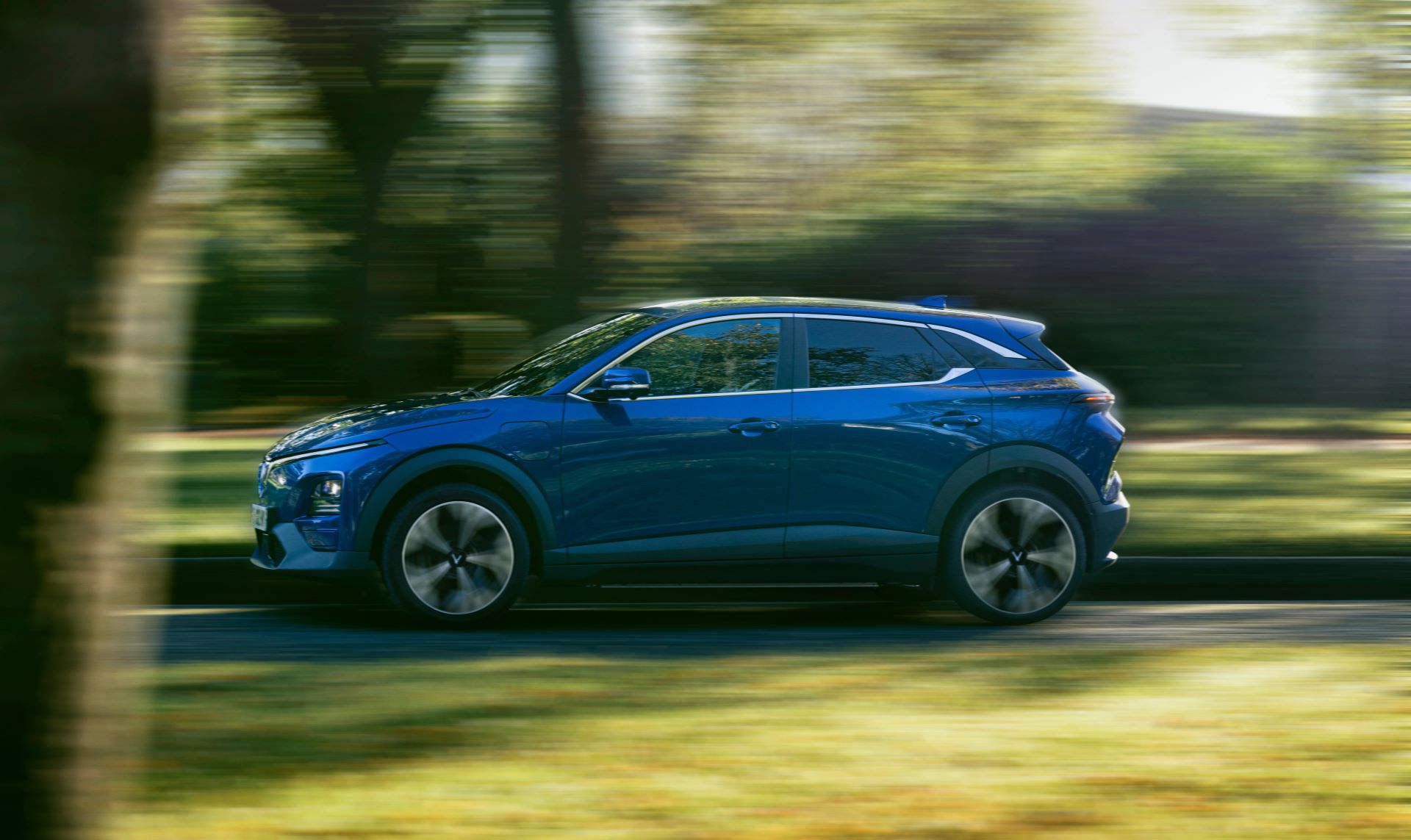 Gi&aacute; xăng đồng loạt tăng mạnh, nhiều gia đ&igrave;nh trẻ muốn xuống tiền sớm với VinFast VF 6