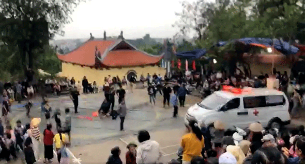 Vụ đ&ocirc; vật thi đấu ở hội l&agrave;ng H&agrave; Nội phải dừng thi đấu, nhập viện cấp cứu: Lo lắng t&igrave;nh h&igrave;nh nạn nh&acirc;n