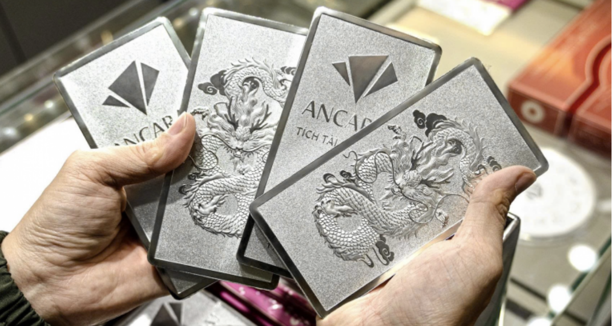 Gi&aacute; bạc h&ocirc;m nay 9/3: Lao dốc theo thị trường thế giới, bạc thỏi mất gần 4 triệu đồng/kg