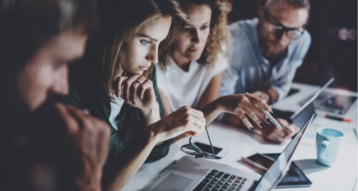 Khối ngoại b&aacute;n r&ograve;ng h&agrave;ng trăm tỷ giữa phi&ecirc;n VN-Index giảm kỷ lục: D&ograve;ng tiền r&uacute;t khỏi cổ phiếu n&agrave;o?