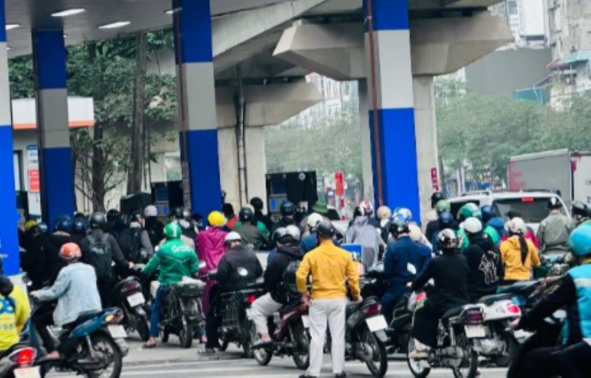 Gi&aacute; xăng dầu \'cao v&oacute;t\' ng&agrave;y 9/3: TP H&agrave; Nội chỉ đạo khẩn, cảnh b&aacute;o việc b&aacute;n cầm chừng chờ tăng gi&aacute;